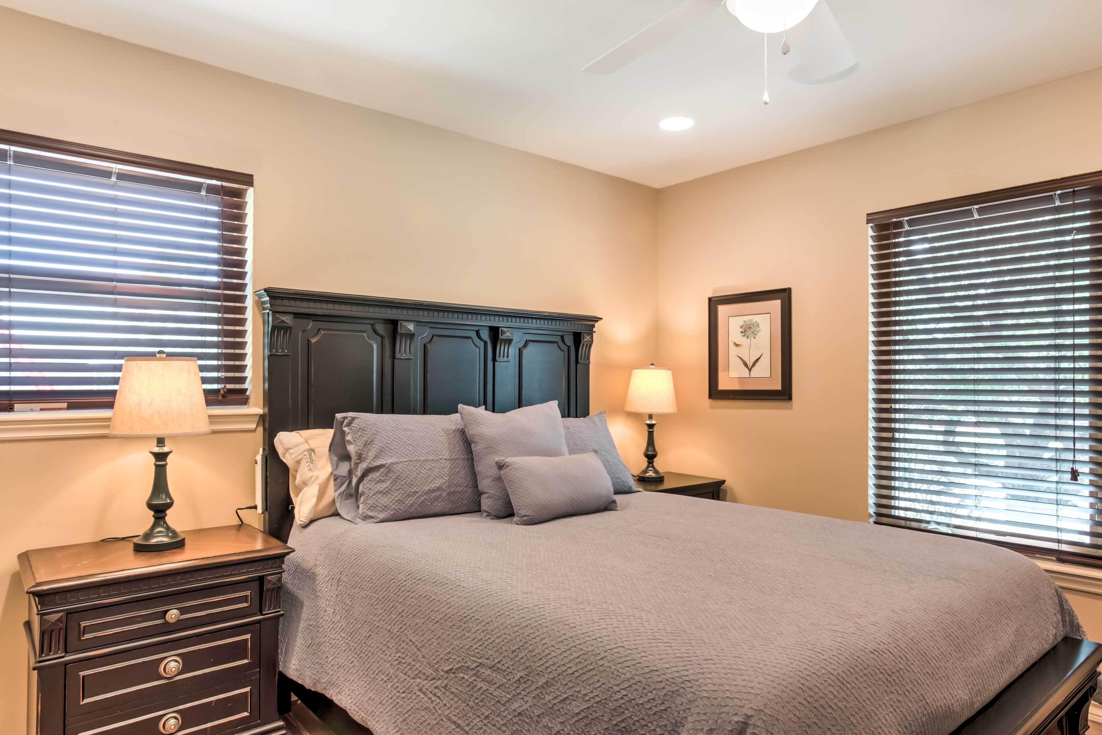 El Paso Smart House: Backyard - 12 Mi to Downtown