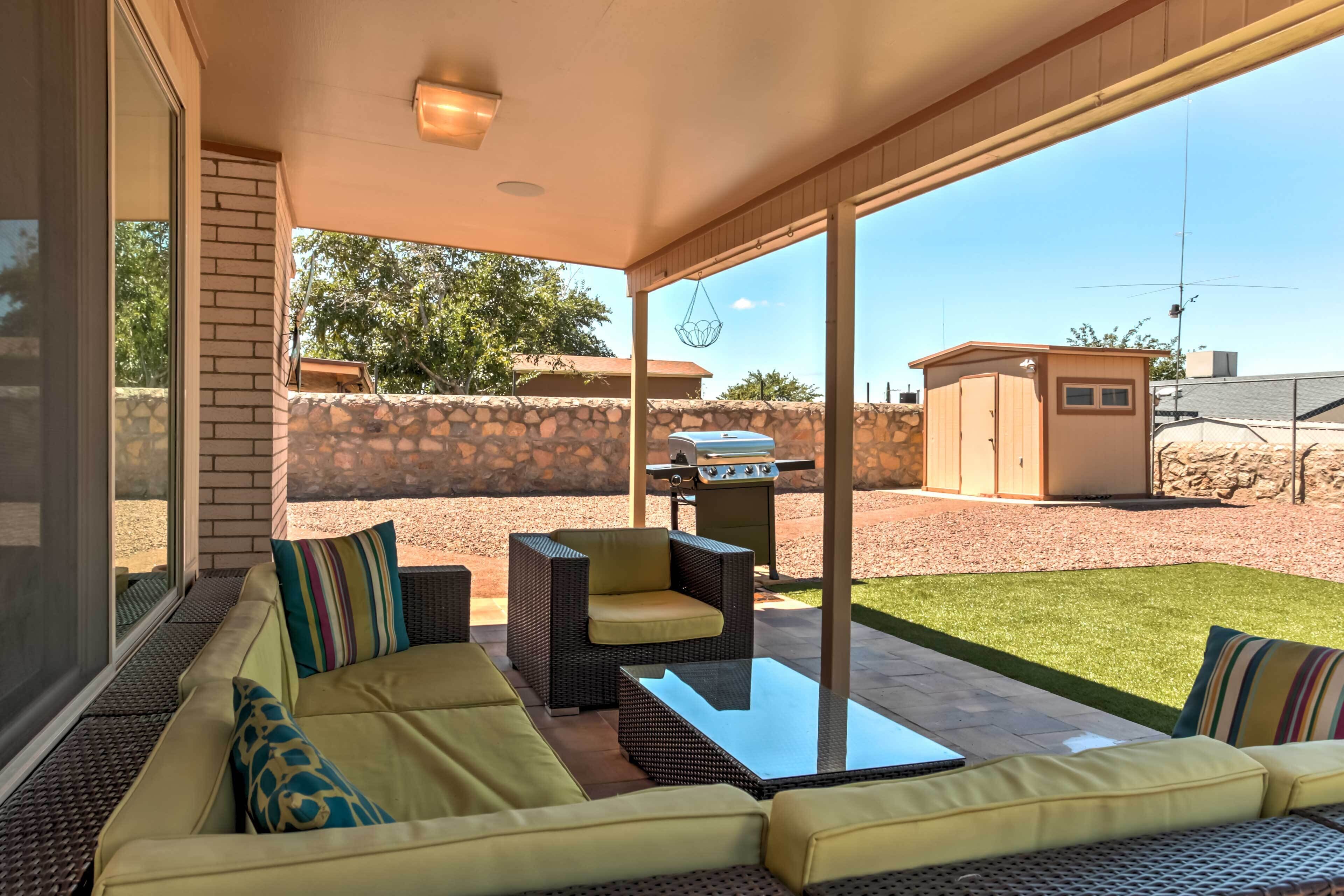 El Paso Smart House: Backyard - 12 Mi to Downtown