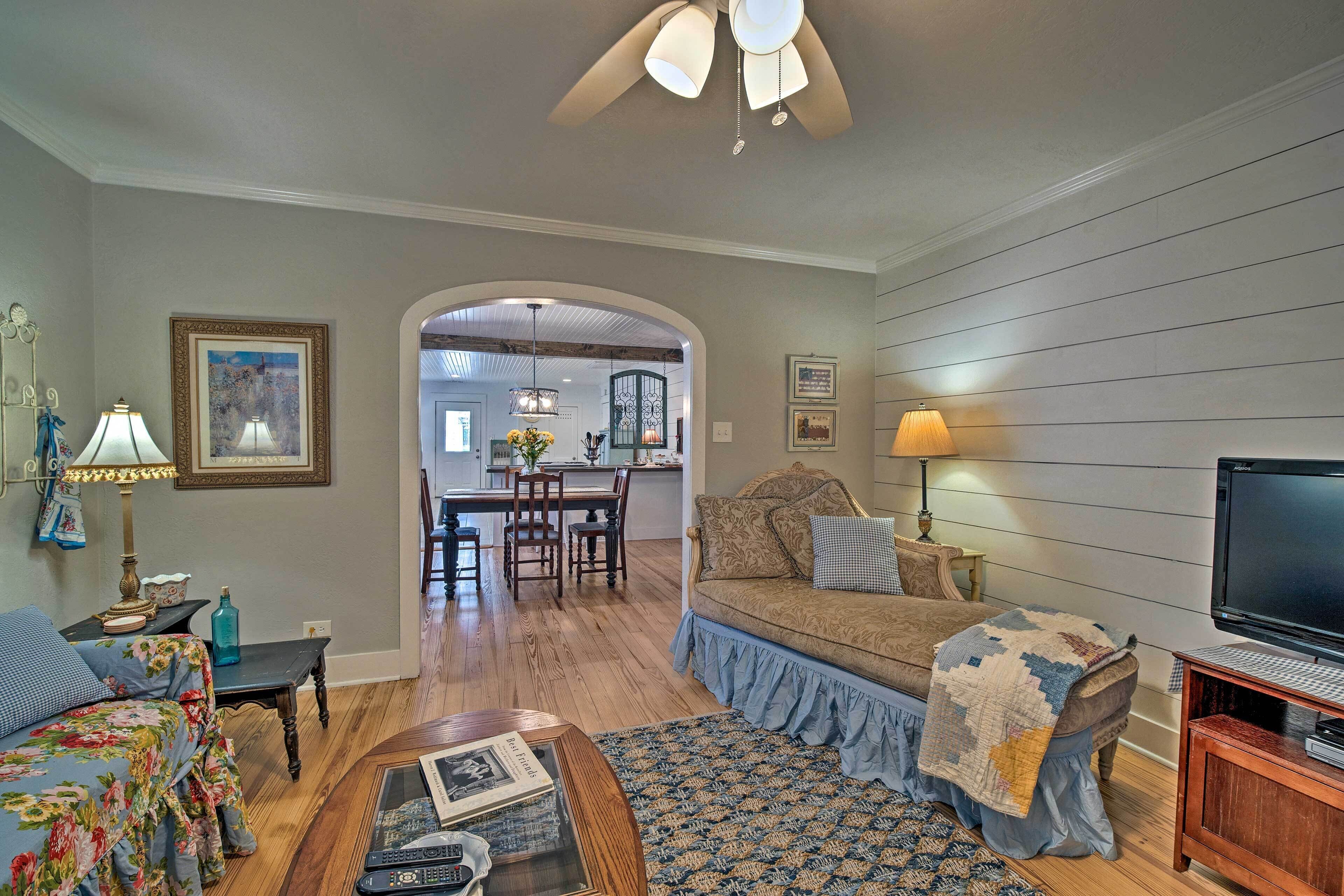 Cozy Texas Cottage 1/2 Mile to Downtown!