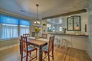Cottage (2 Bedrooms) | Interior - Pet-friendly Brenham Cottage w/ Yard! (Brenham)
