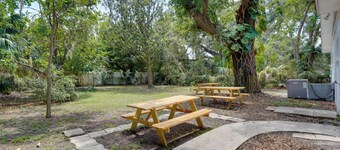 Charming Mid-century House - Just Steps to Lake!