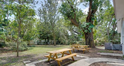 Charming Mid-century House - Just Steps to Lake!