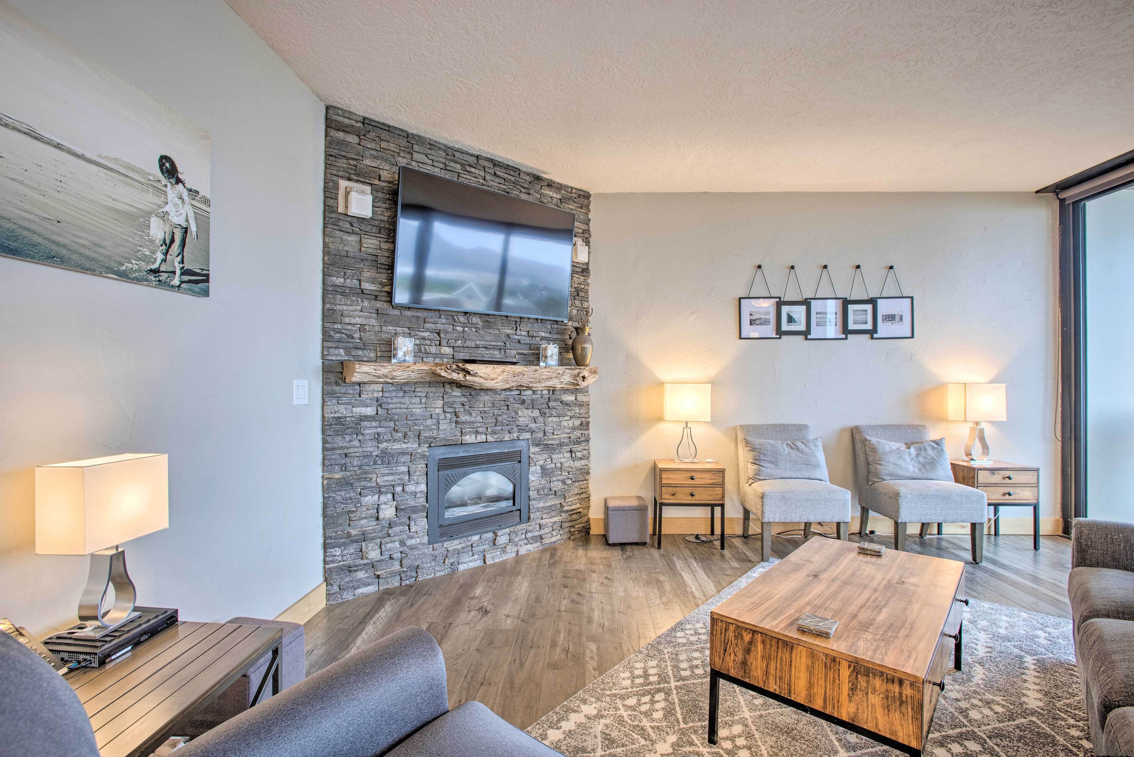 Seaside Condo w/ Pool, Balcony & Beach Access!