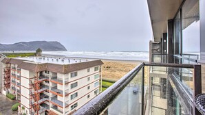 Property grounds - Seaside Condo w/ Pool, Balcony & Beach Access! (Seaside)