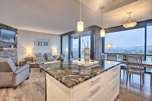 Seaside Condo w/ Pool, Balcony & Beach Access!