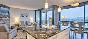 Seaside Condo w/ Pool, Balcony & Beach Access!