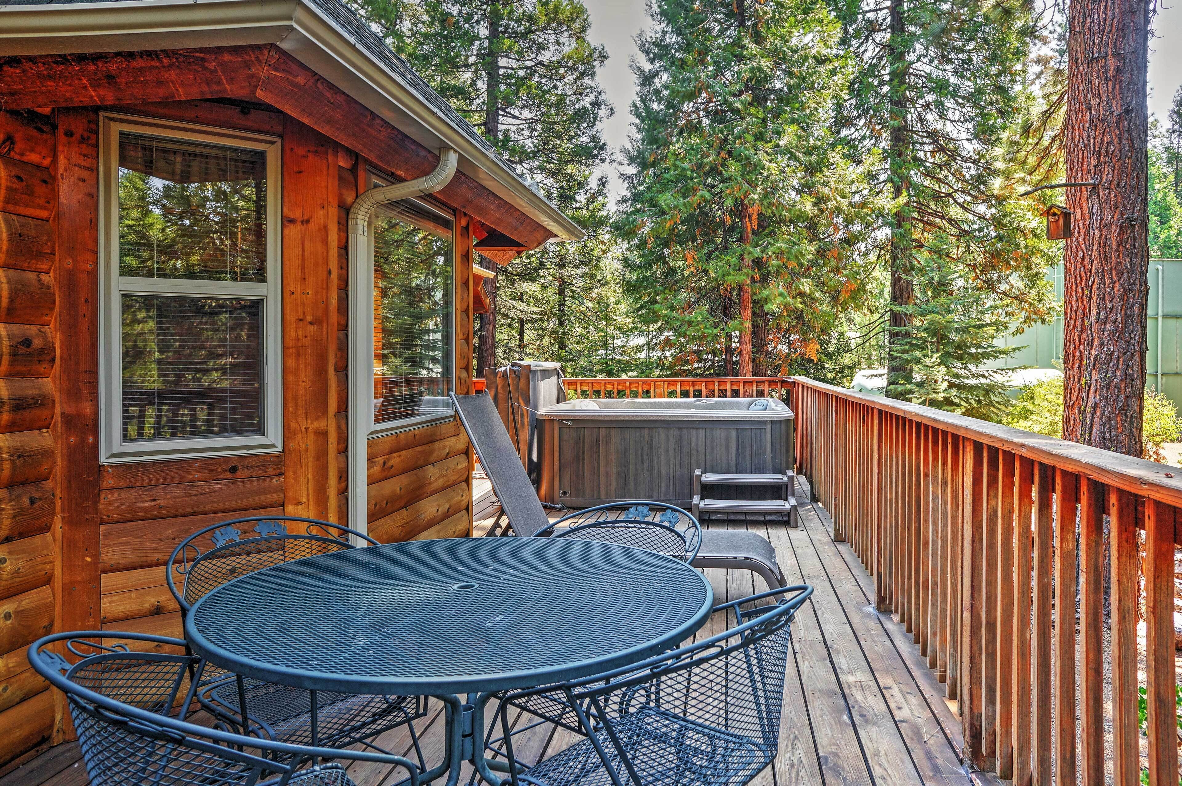 Shaver Lake Cabin w/ Hot Tub, Deck & Trail Access!