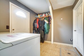 Apartment (1 Bedroom) | Interior - Convenient Kenai Apt - 3 Mi to Beach & Fishing (Kenai)