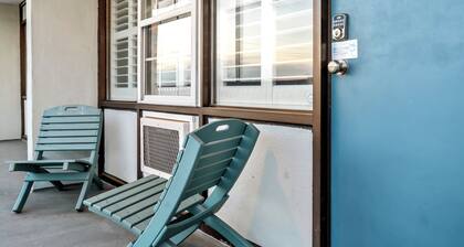 Beachy Studio Condo with Pool and steps from the OC Boardwalk