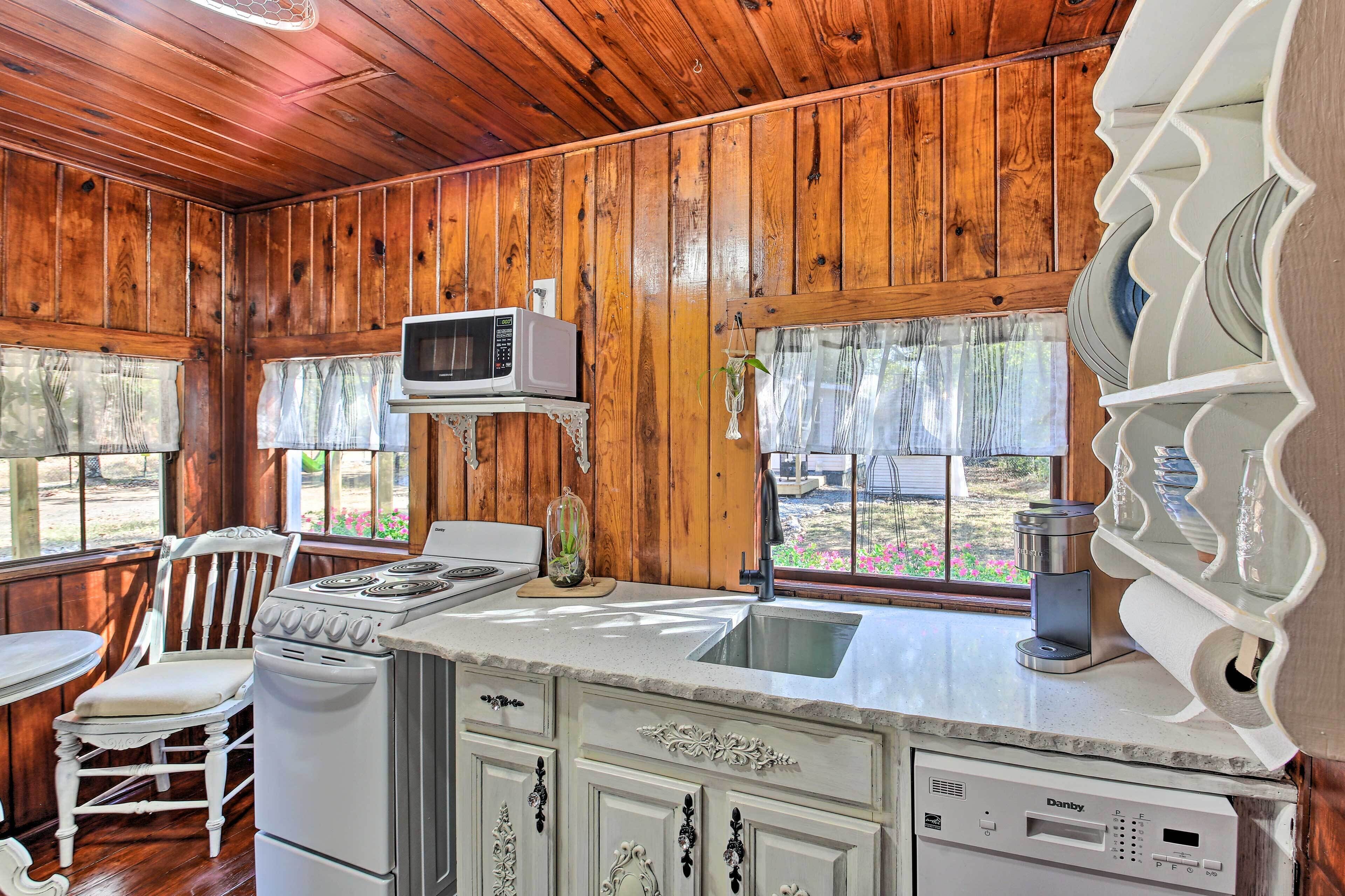 Apartment (0 Bedroom) | Private kitchen | Microwave, oven, stovetop, dishwasher