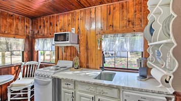 Apartment (0 Bedroom) | Private kitchen | Microwave, oven, stovetop, dishwasher