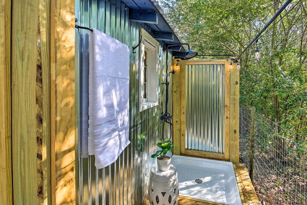 Property grounds - Hot Springs Studio ~ 3 Mi to National Park! (Hot Springs)