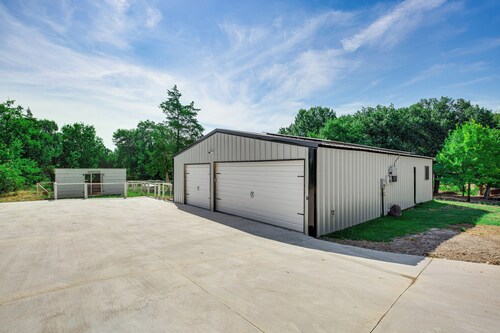 Dog-friendly Home w/ Yard & Fire Pit in Midlothian