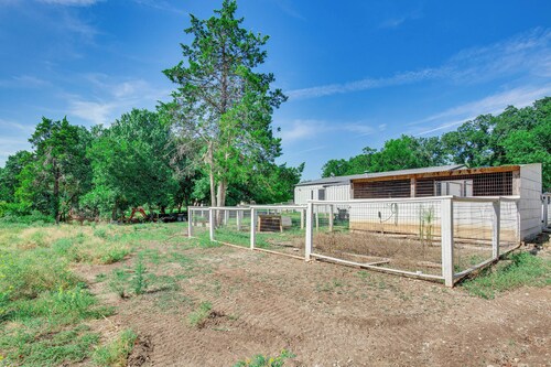 Dog-friendly Home w/ Yard & Fire Pit in Midlothian