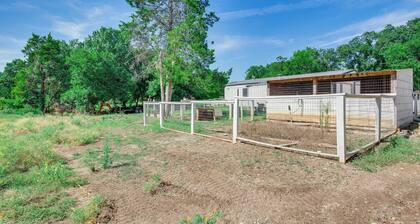 Dog-friendly Home w/ Yard & Fire Pit in Midlothian
