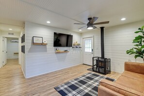 House (2 Bedrooms) | Interior - Dog-friendly Home w/ Yard & Fire Pit in Midlothian (Midlothian)