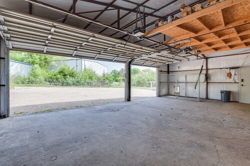 Dog-friendly Home w/ Yard & Fire Pit in Midlothian