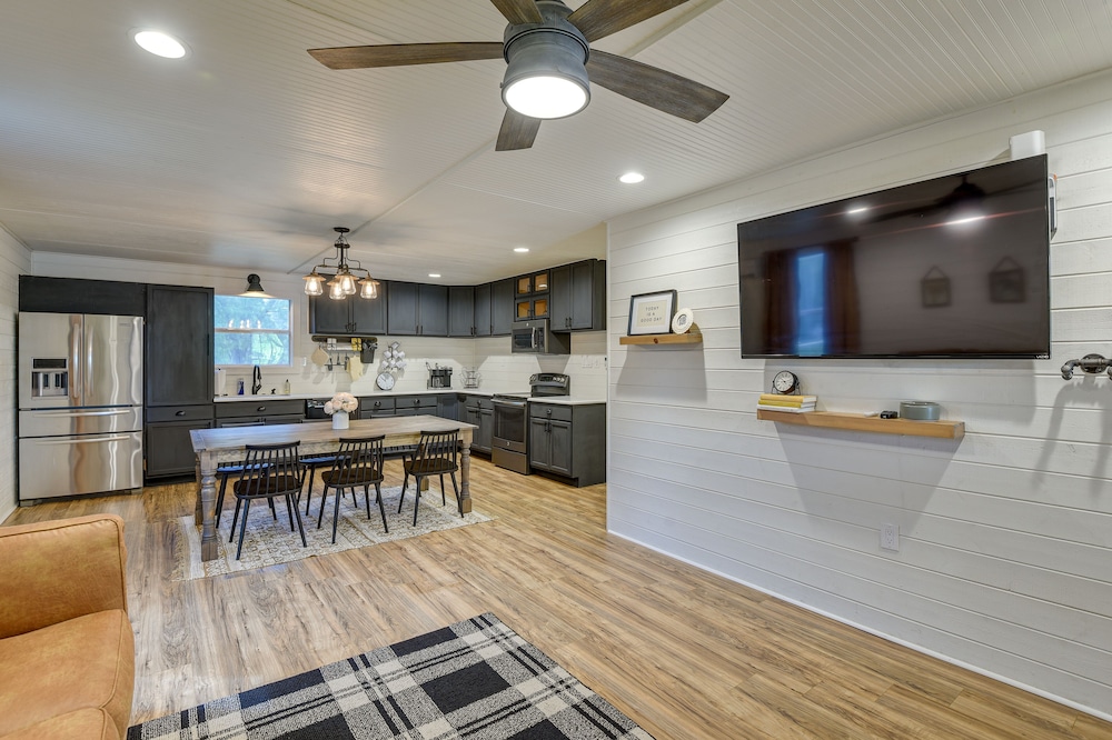 Dog-friendly Midlothian Home w/ Yard, Fire Pit!