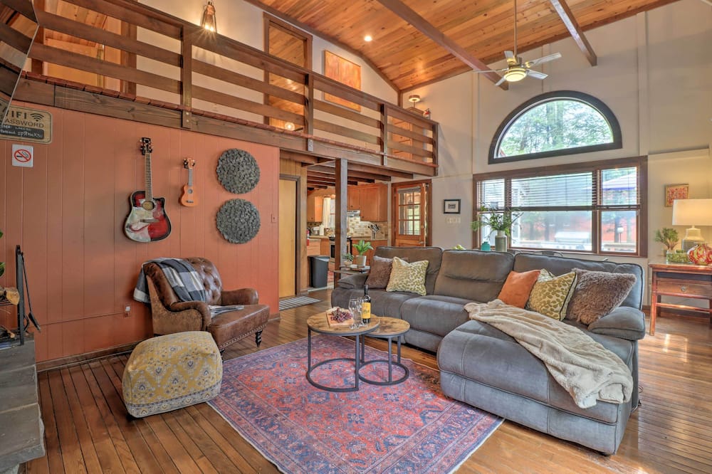 Deck & Fire Pit: Cozy Pocono Mountain Home - Buck Township, PA