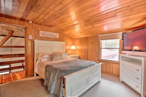 Interior - Deck & Fire Pit: Cozy Pocono Mountain Home (Lake Harmony)