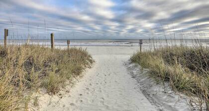 Steps to Ocean: Breezy Myrtle Beach Bungalow!