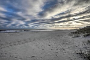 House (2 Bedrooms) | Interior - Steps to Ocean: Breezy Myrtle Beach Bungalow! (North Myrtle Beach)