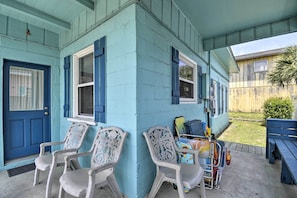House (2 Bedrooms) | Interior - Steps to Ocean: Breezy Myrtle Beach Bungalow! (North Myrtle Beach)