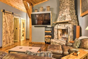 Interior - Peaceful Stony Point Getaway w/ Hot Tub & Views! (Brevard)