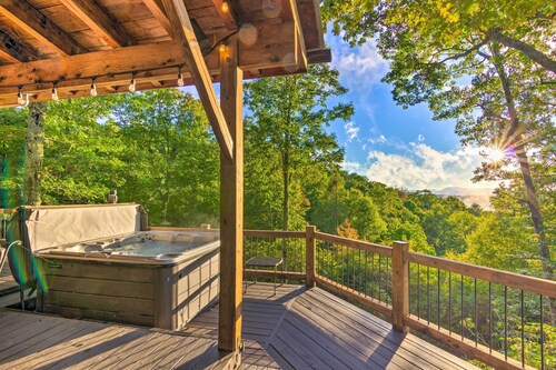 Couples Treehouse Retreat w/ Hot Tub & Views