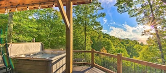 Couples Treehouse Retreat w/ Hot Tub & Views