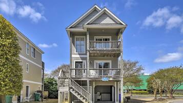 House (3 Bedrooms) | Exterior