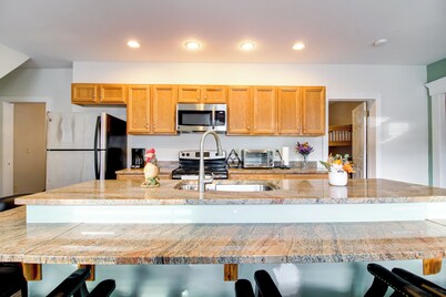 All-season Ludlow Apartment: 3 Mi to Okemo Resort!