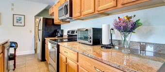 All-season Ludlow Apartment: 3 Mi to Okemo Resort!