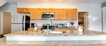 All-season Ludlow Apartment: 3 Mi to Okemo Resort!