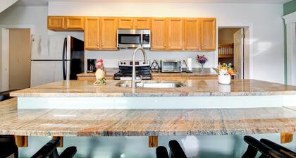 All-season Ludlow Apartment: 3 Mi to Okemo Resort!