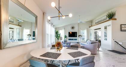 Spacious Waterfront Yorkville Getaway w/ Yard