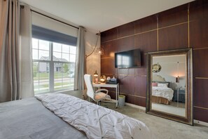 House (3 Bedrooms) | Interior - Spacious Waterfront Yorkville Getaway w/ Yard (Yorkville)