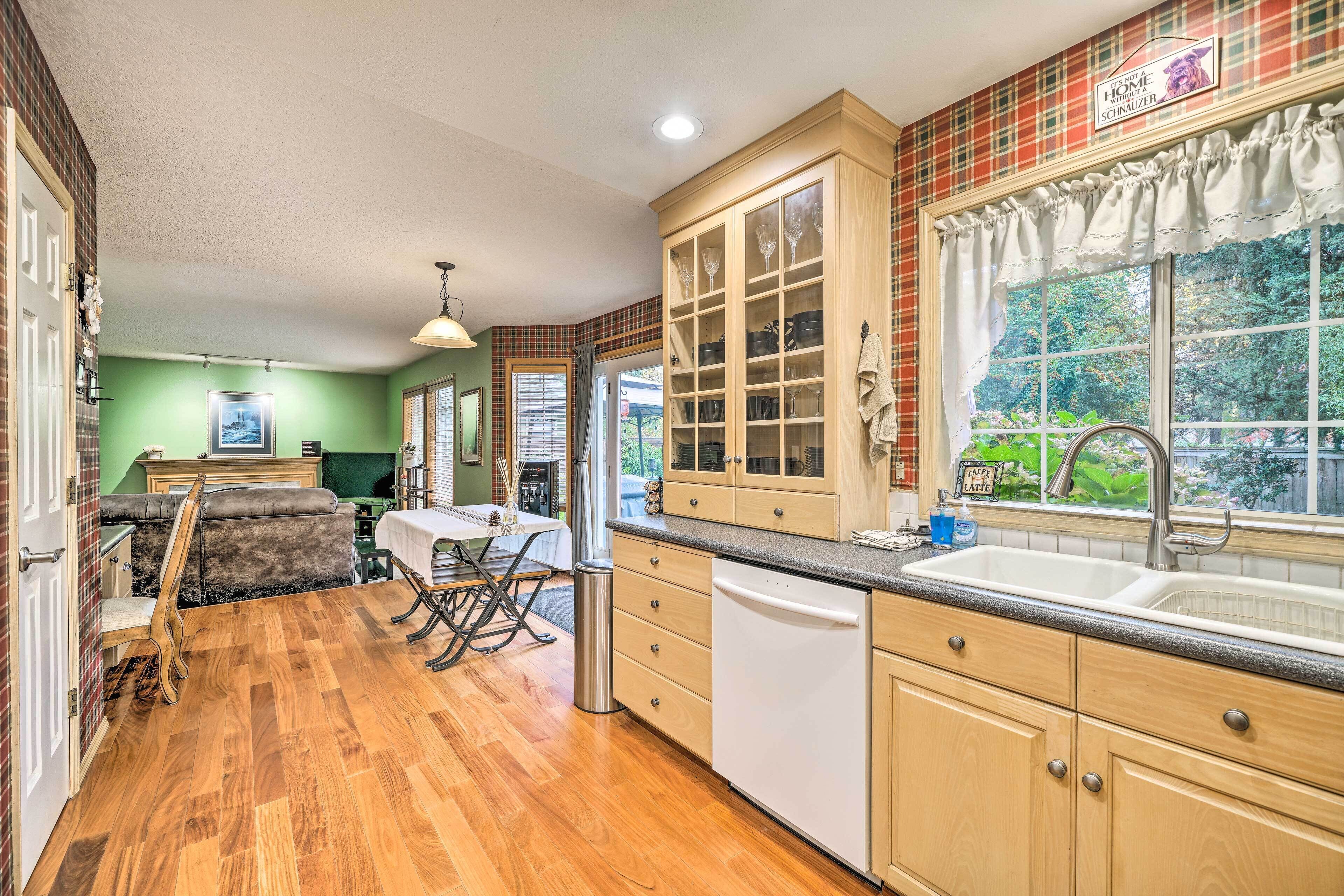 Charming Vancouver Home - Patio & Fire Pit!