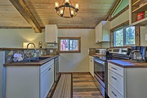 House (3 Bedrooms) | Interior