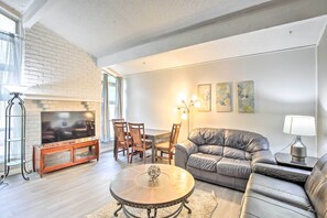 Apartment (2 Bedrooms) | Interior - Pet-friendly Dallas Townhome w/ Outdoor Grill (Dallas)