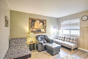 Apartment (2 Bedrooms) | Interior - Pet-friendly Dallas Townhome w/ Outdoor Grill (Dallas)