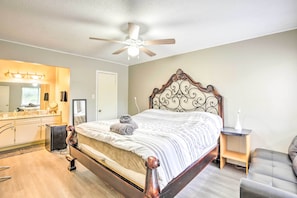 Interior - Pet-friendly Dallas Townhome w/ Outdoor Grill (Dallas)