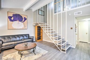 Interior - Pet-friendly Dallas Townhome w/ Outdoor Grill (Dallas)