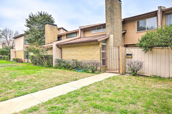 Interior - Pet-friendly Dallas Townhome w/ Outdoor Grill (Dallas)