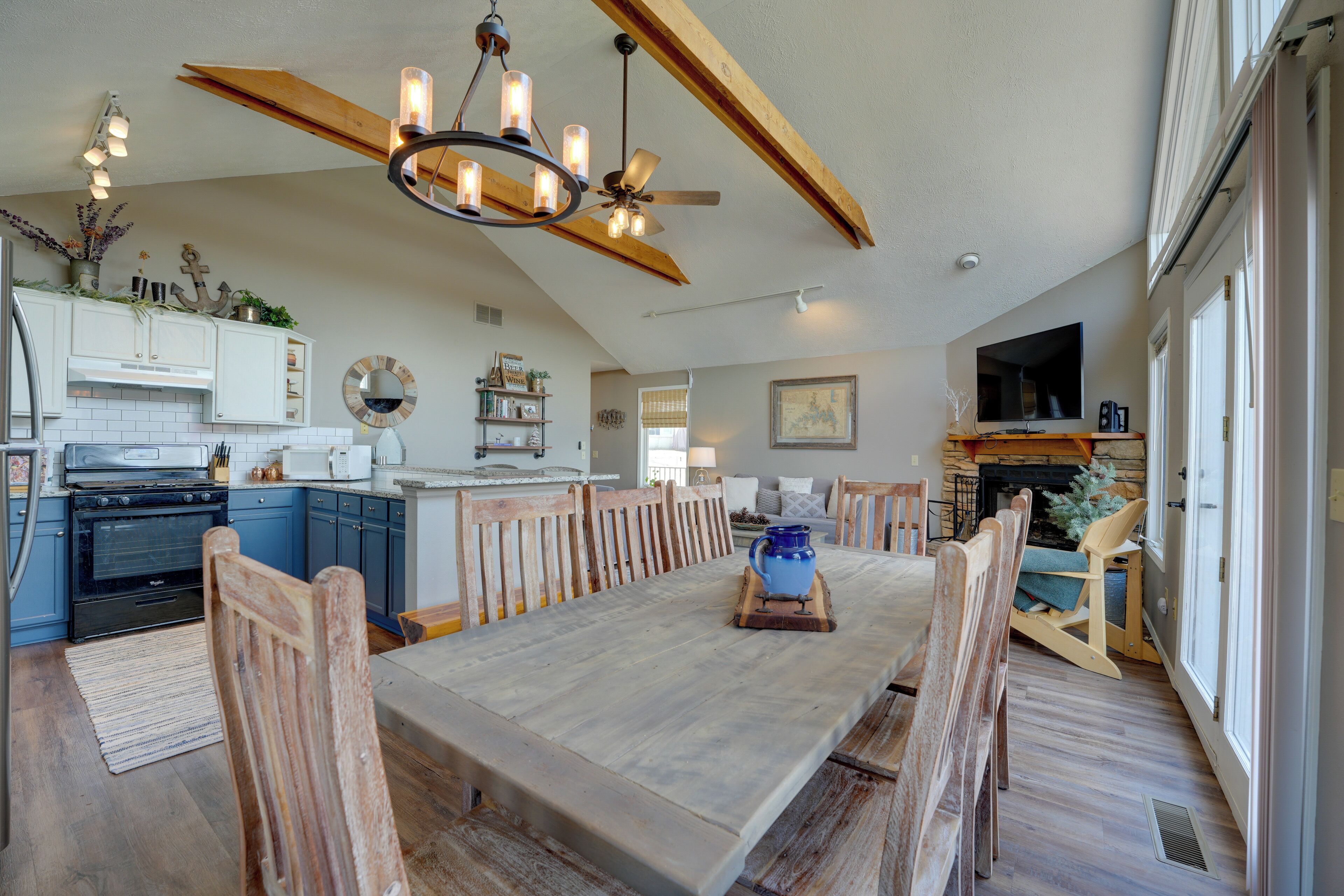 Reeds Spring Retreat w/ Lakeview Deck + Grill