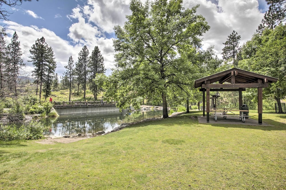 Sunny Home w/ Patio < 10 Mi to Lake Coeur D'alene - Silver Sands Beach, ID