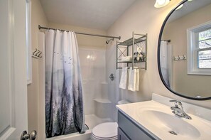 Bathroom - Stunning New Market Home w/ Mtn Views & Hot Tub! (Edinburg)
