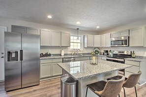 House (3 Bedrooms) | Private kitchen | Microwave, oven, stovetop, dishwasher - Stunning New Market Home w/ Mtn Views & Hot Tub! (Edinburg)