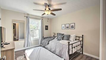 Rumah (3 Bedrooms) | 3 kamar tidur, tempat tidur bayi gratis, dan seprai linen