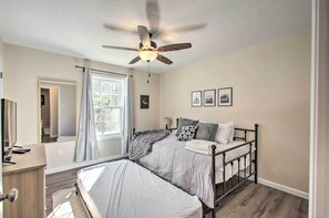 House (3 Bedrooms) | 3 bedrooms, free cribs/infant beds, bed sheets - Stunning New Market Home w/ Mtn Views & Hot Tub! (Edinburg)